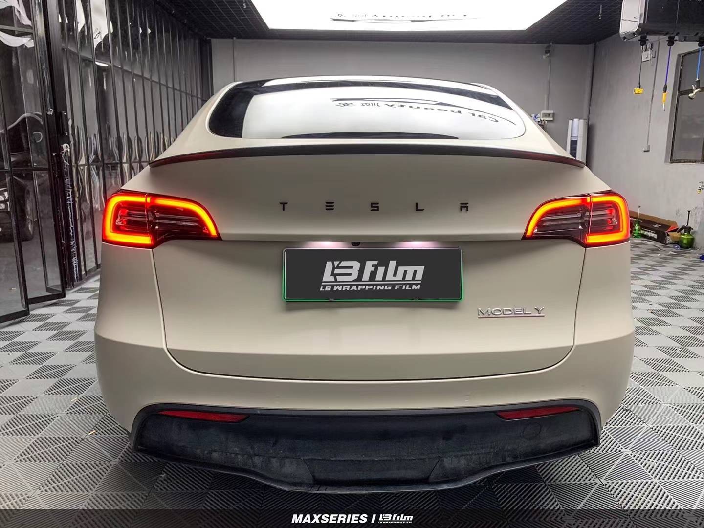 特斯拉modelY-LB改色膜消光米咖灰-MC285，低调温柔的色彩_搜狐汽车_搜狐网