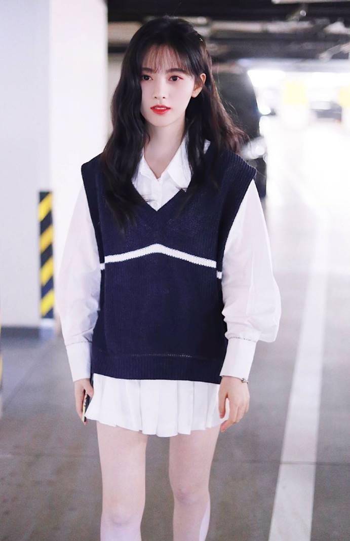 美貌暴发户鞠婧祎,露肩上衣配高腰裤,力证直角肩,时髦又有气质