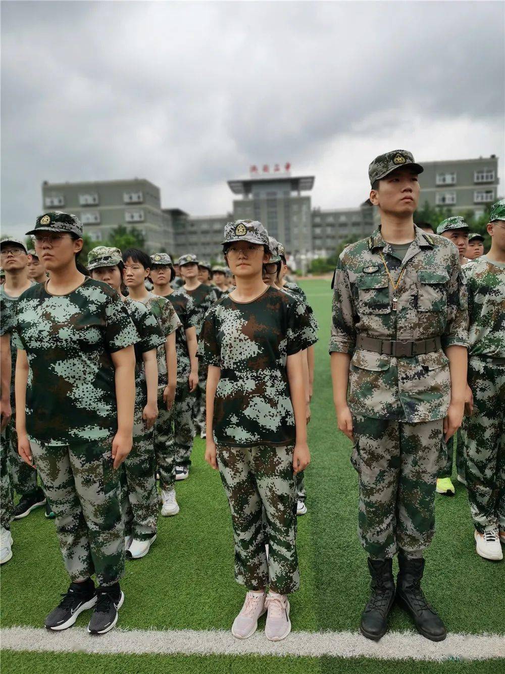 济南三中1588名新生开启军训模式_陆梅_校区_视频