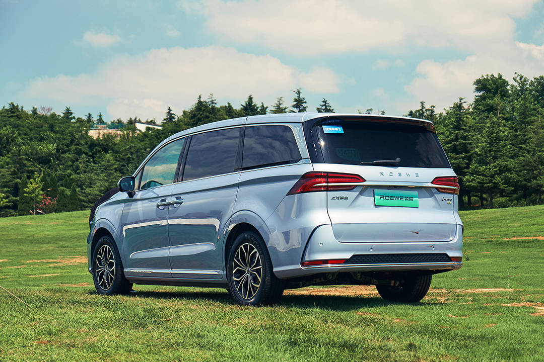 保姆车界的奢侈品?豪车般的内饰 试驾荣威imax8 ev_搜狐汽车_搜狐网