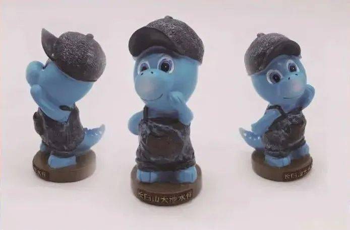 长白山水怪带帽玩偶《东北十大怪》作品充满满族色彩,曾在全国小幅