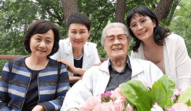 与姐弟恋丈夫恩爱36年,儿子是知名导演_黄梅莹_观众_金鑫