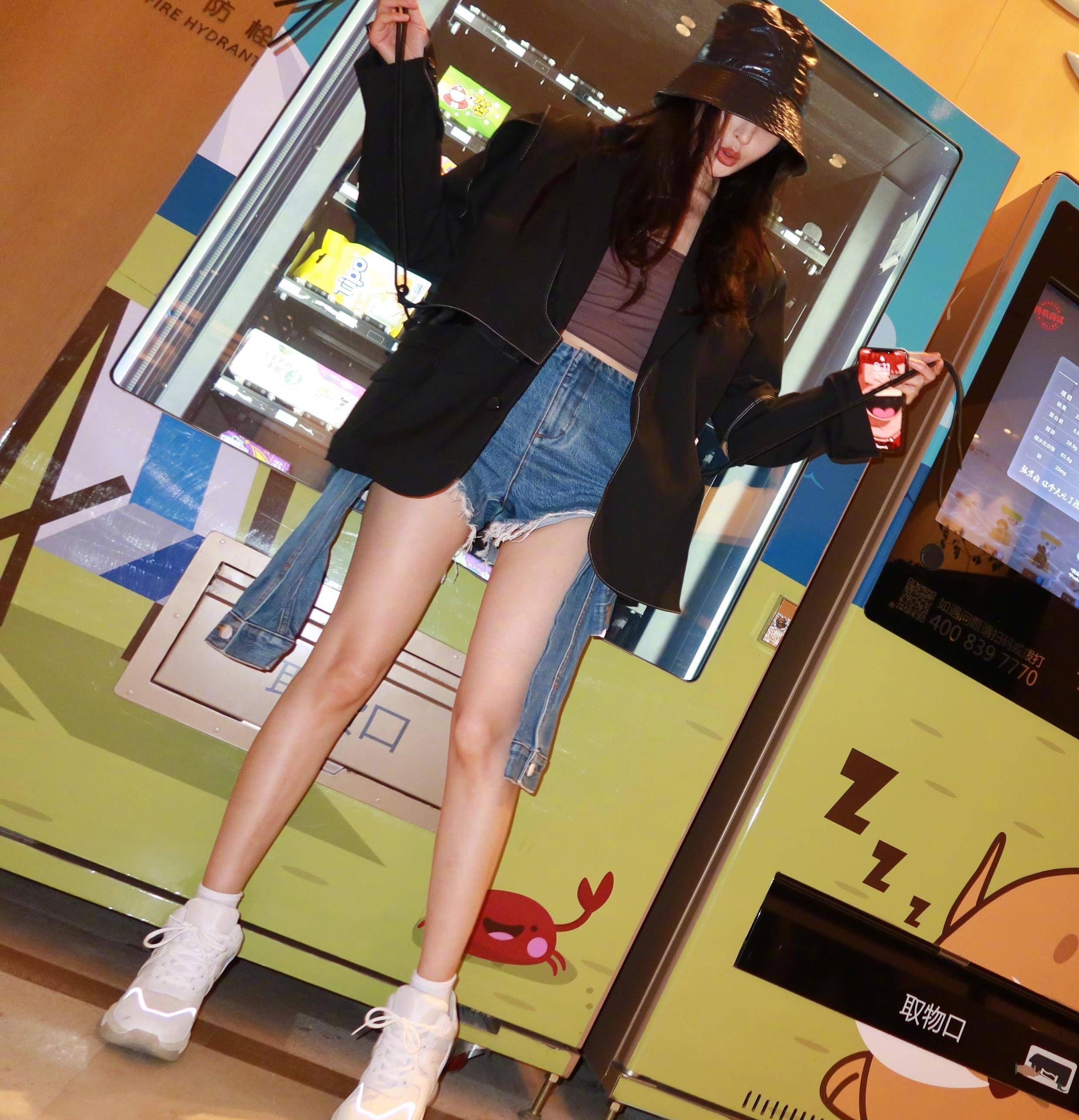 张天爱气质真不错,轻薄奶油色西装穿一套,简洁清爽舒适很有型_时尚