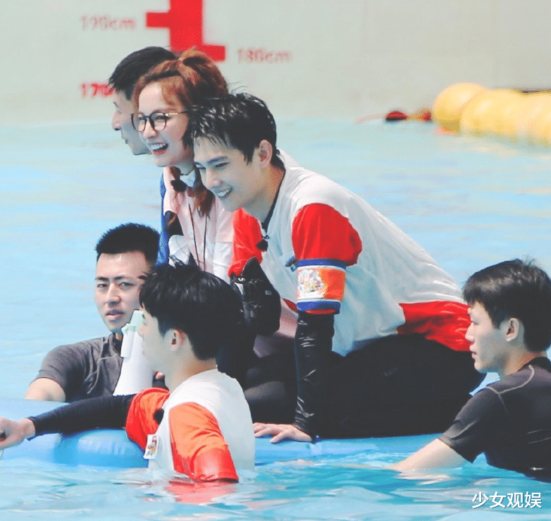 杨洋玩游泳比赛,镜头拉近他站在水中的身材,原谅我移不开眼了_肖奈