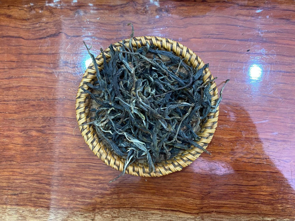 【老徐鑑茶】第546期:2022年藤條古樹茶葉片寬,有豆香味!