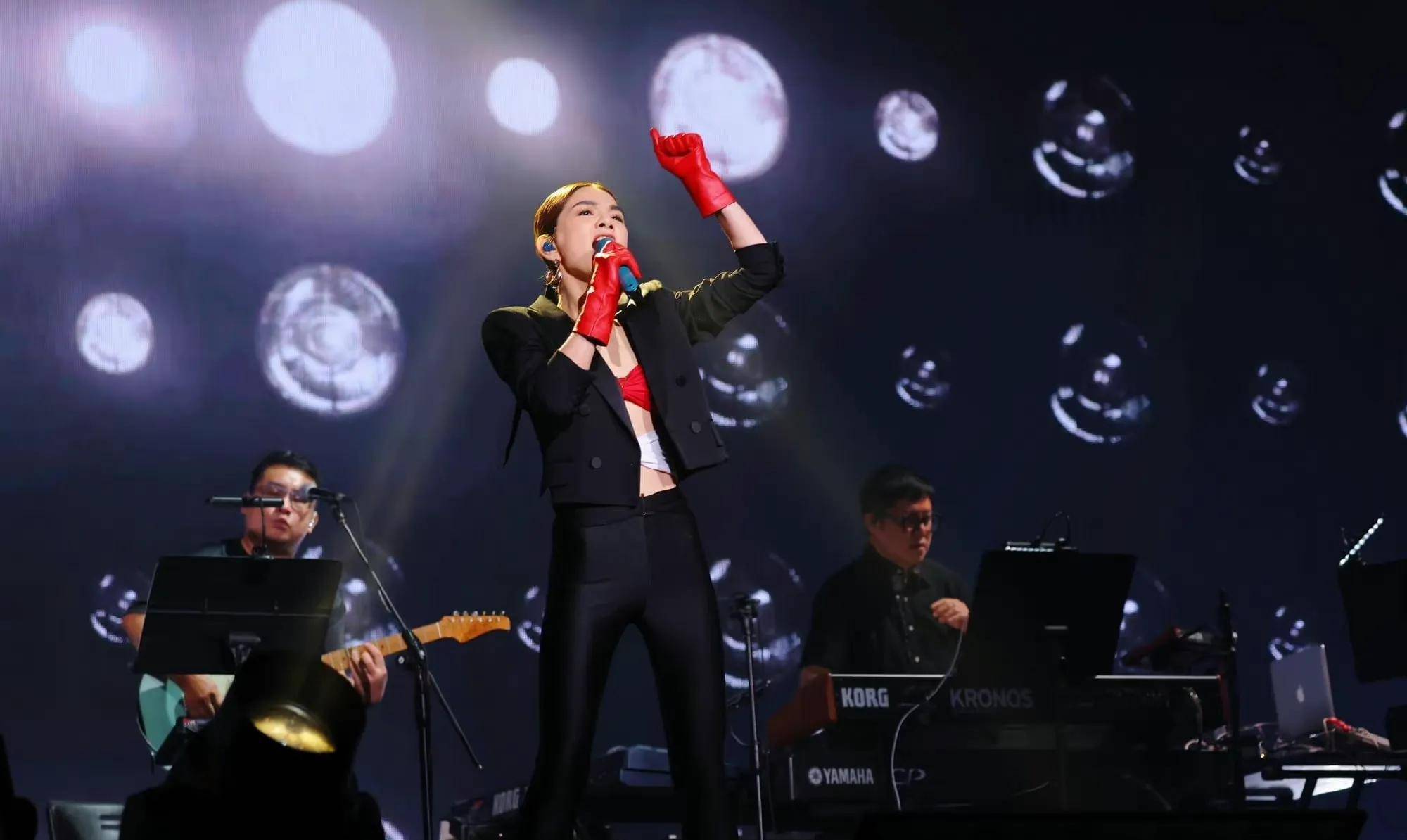 ella演唱会陈嘉桦大方秀美腿,辣到不行_手机搜狐网