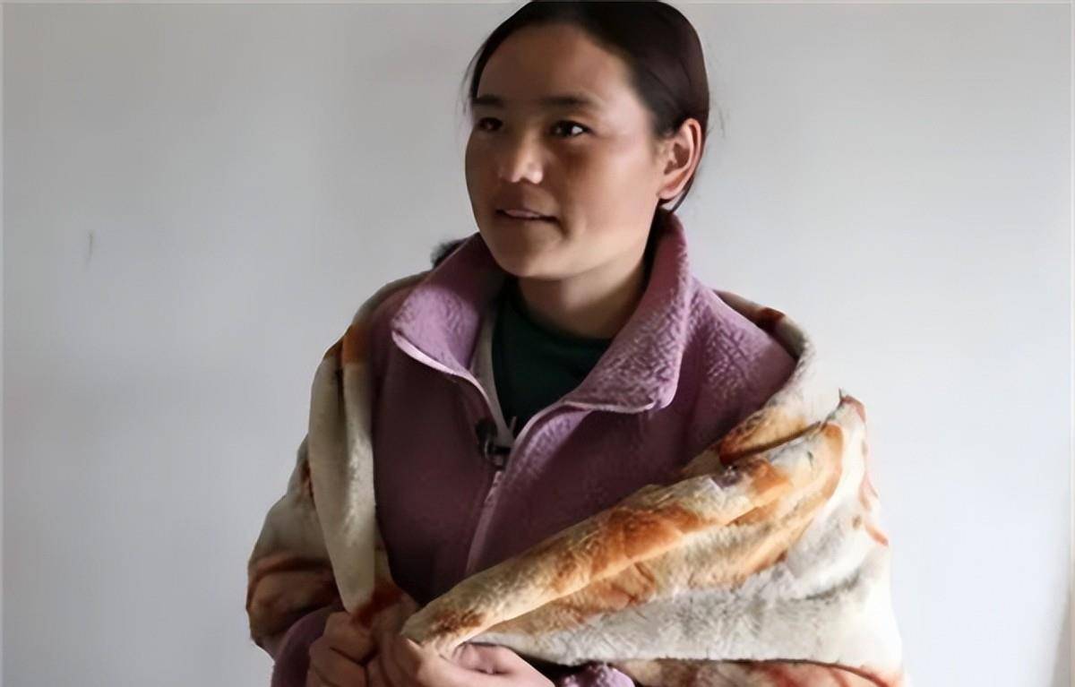 春运母亲:11年后才知自己走红,怀中女儿已离世,今靠勤劳脱贫_周科