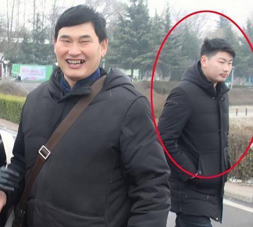 小伟疑当保安被拍,不做啃老族,大衣哥高兴要送120w超跑_朱小伟_陈萌