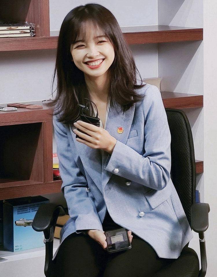 时尚之余透露着丝丝成熟感,非常符合一名专业记者主持人的气质