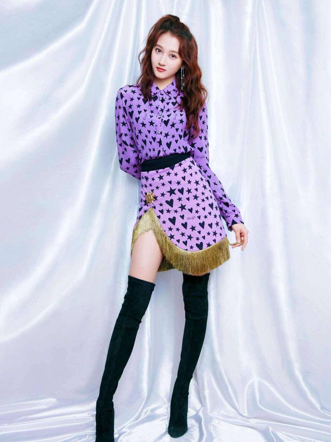 关晓彤越来越有女人味,穿斜肩花朵裙尽显高贵,贵妇气质初现!