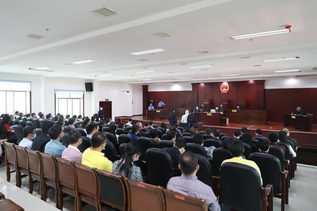 图为临武县纪委监委组织全县60余名"一把手"旁听庭审将庭审现场变为