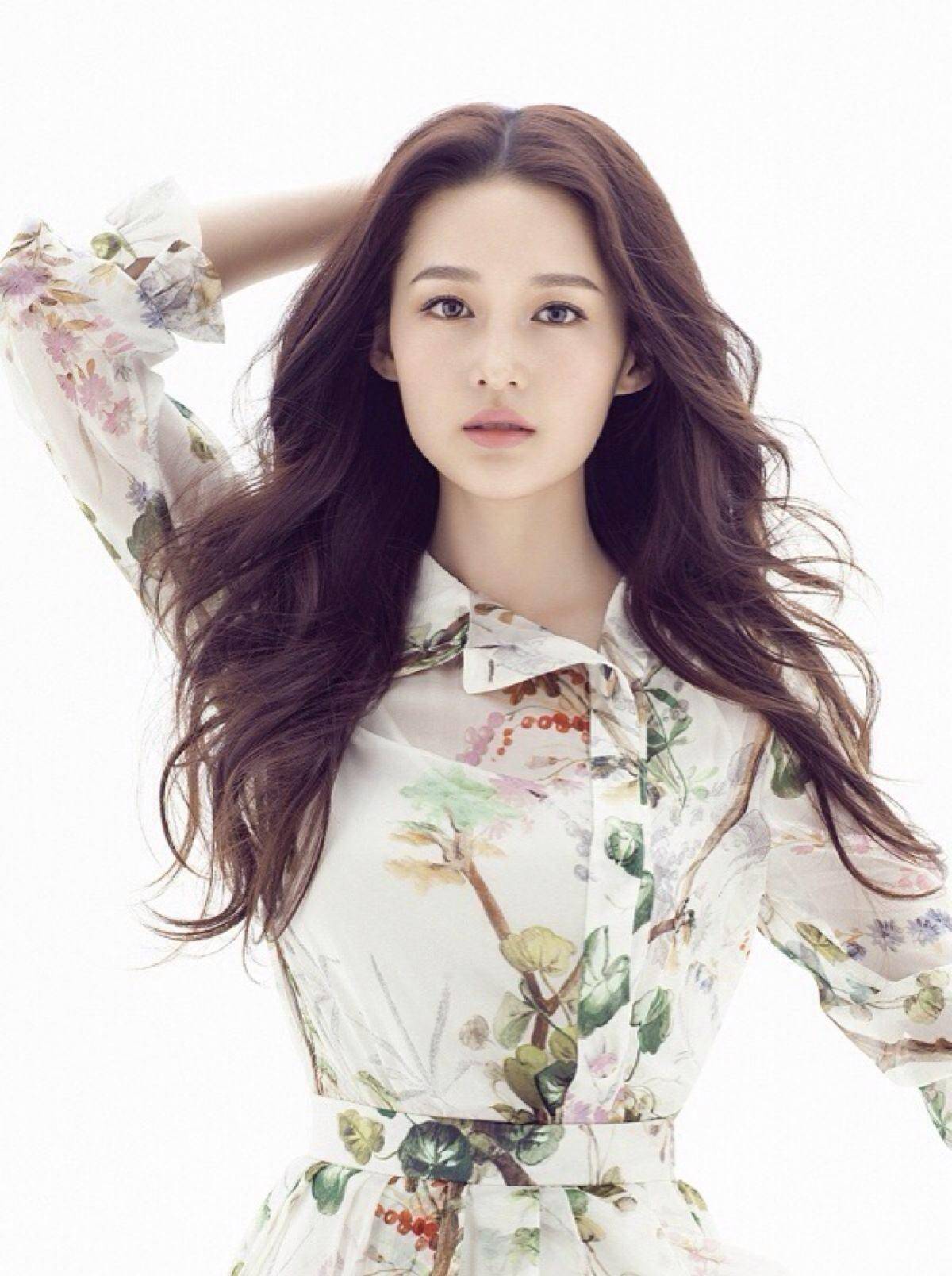 李沁拍生日写真,气质淡雅,吊带裙,秀雪肤美背,她真的很迷人_气息_演技