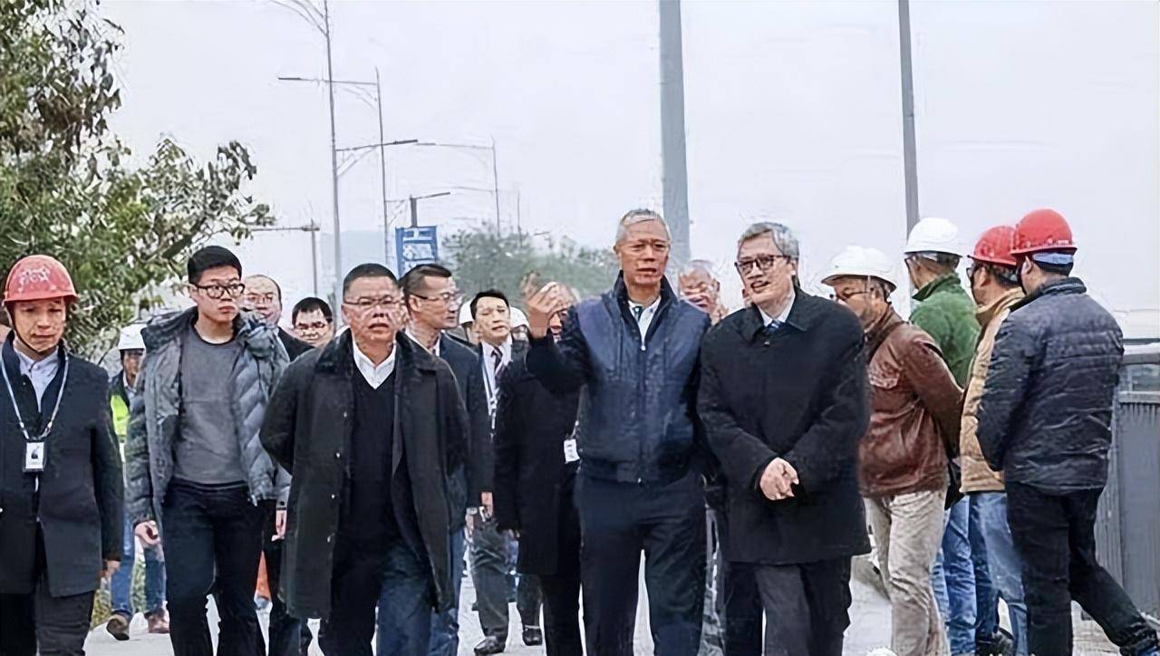 1969年,黄光苗出生在汕头濠江区达濠岛的珠浦村,和联泰系创始人黄振达