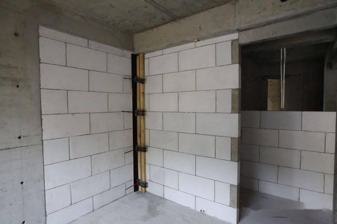 的准确性,拉槽机可调整距边尺寸,可加工200mm和100mm等多种宽度的砌块