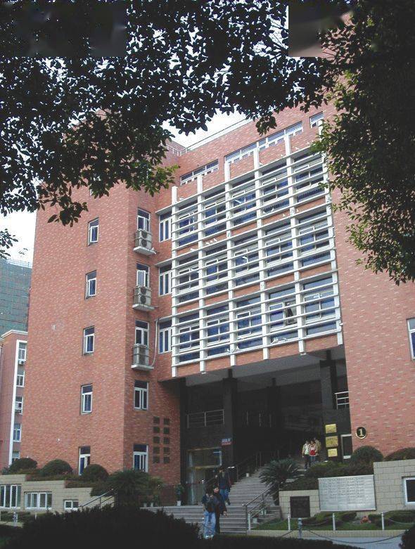 打浦路303弄16号上海市中华职校原卢湾区打浦中学所在地冯之盛先生是