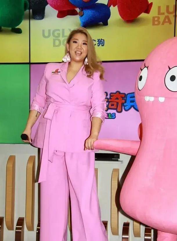 郑欣宜真是胖姑娘穿搭范本,西装系腰带时髦显瘦,配阔腿裤更气质_效果