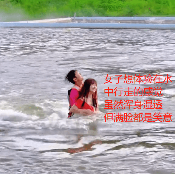 女子穿短裙玩水上飞人，被陌生男子抱着泡在水中，网友：接受不了