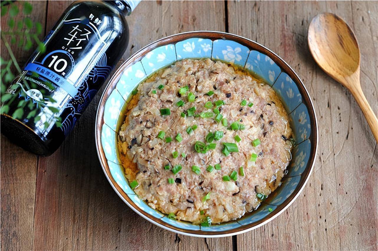 蒸的时候上面盖一个盘子,减少了肉饼的汁液,如果喜欢多一点汁液就不必