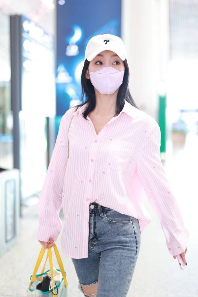 宣璐清新穿搭现身机场时尚减龄 粉色衬衫搭牛仔裤俏皮满分_造型_北京