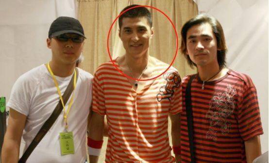 有种"差距"叫胡兵兄弟,弟弟是身价上亿富豪,哥哥却狱中吃牢饭_胡东