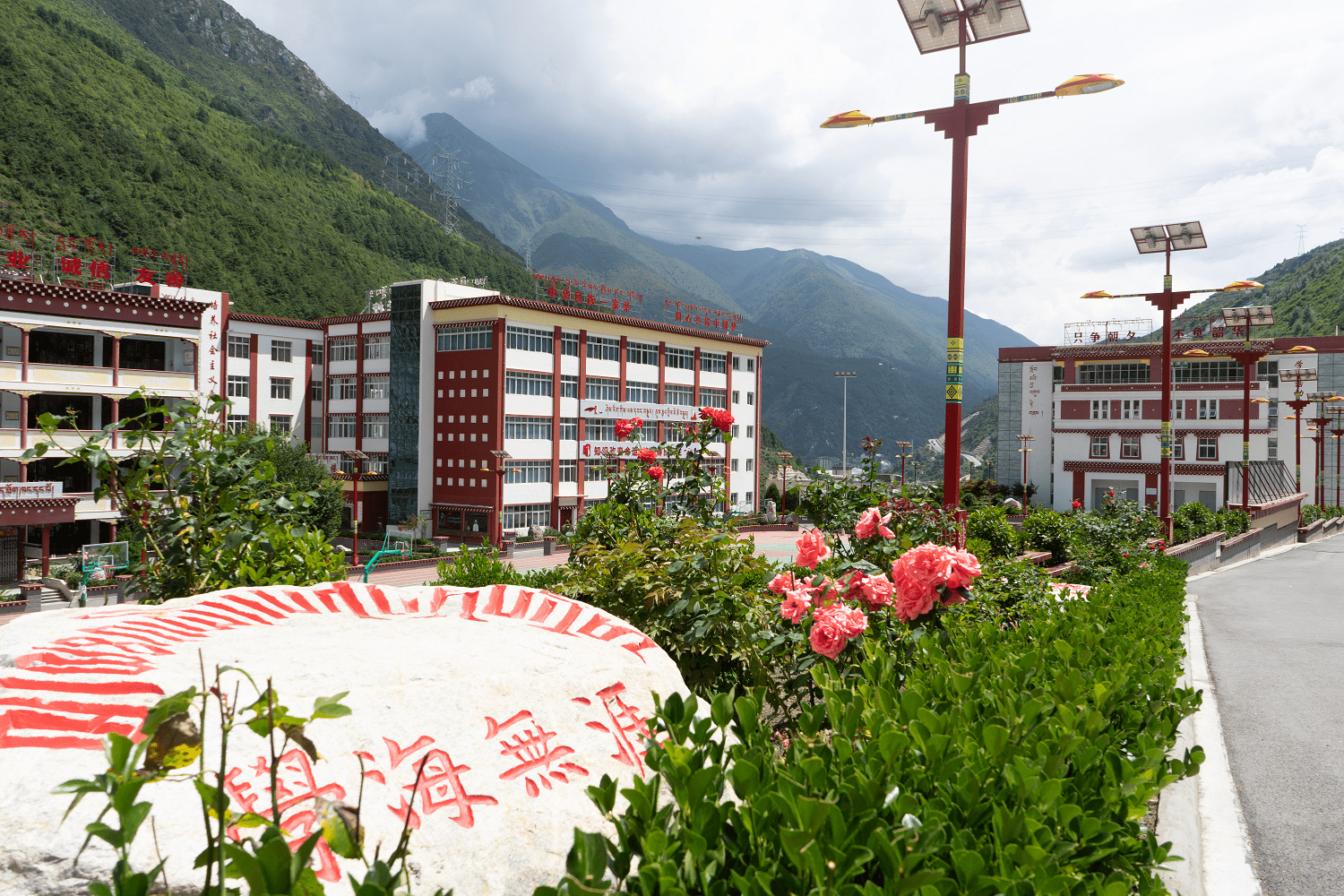 中国(四川)出口 商品世界播走进四川省藏文学校_康定_文化名城_唐卡