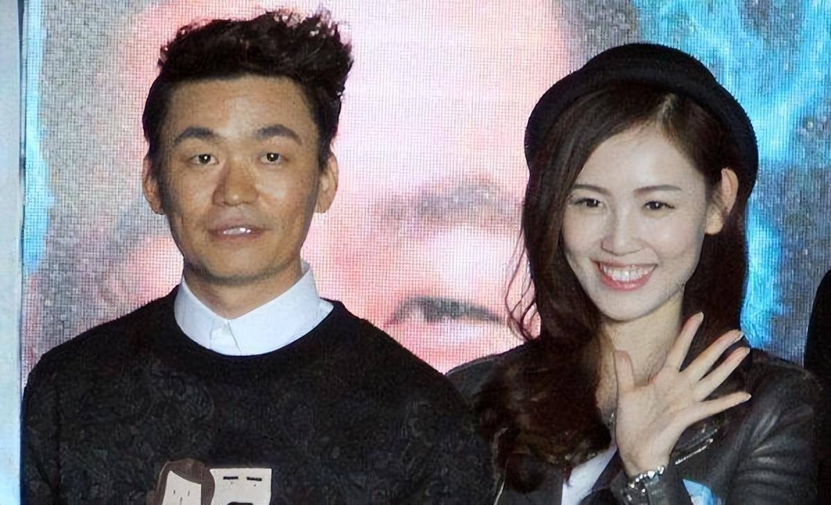 王宝强带女友聚会,冯清开车载其回家,二人相恋多年感情稳定