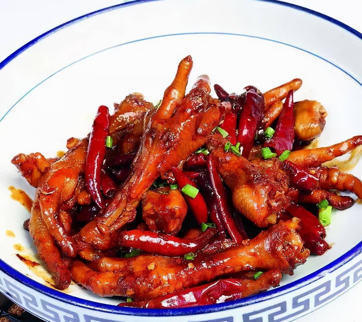 用压好的五花肉汁来烧凤爪 肉香全部融入鸡爪 出品更加粘口美味_大火