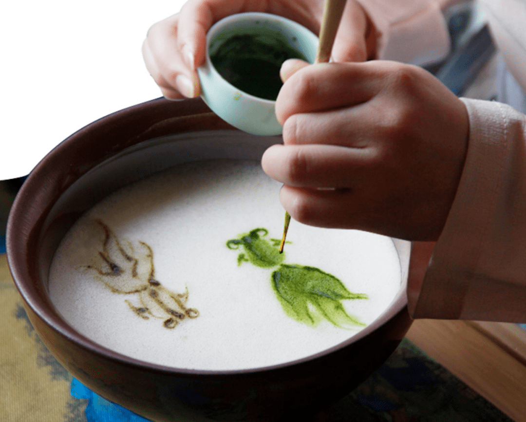茶冼打出白色汤花后,在汤花上面点上精致的图案,简直是咖啡拉花的鼻祖