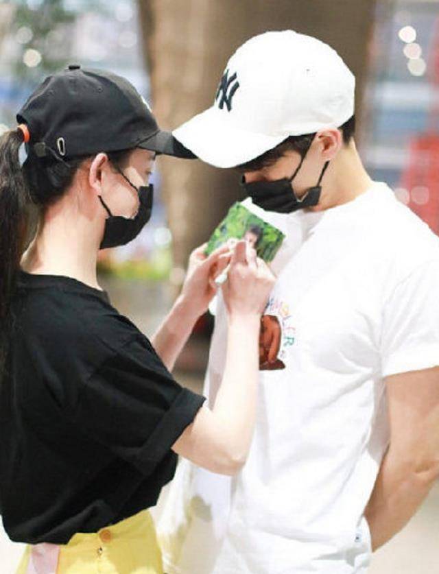 张檬和男友小五身穿情侣装,中指手戴情侣对戒疑似订婚_俩人_照片_圣恩