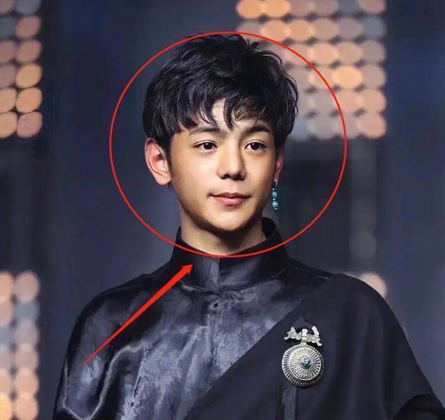 路人镜头下的丁真,耳坠配西装野性反差,气质丝毫不输一线男明星_网友