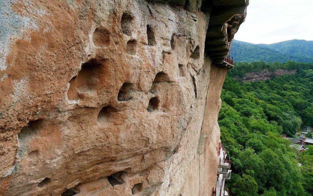 原创​开凿在悬崖上的石窟，展陈着东方雕塑艺术，人称绝美小江南
