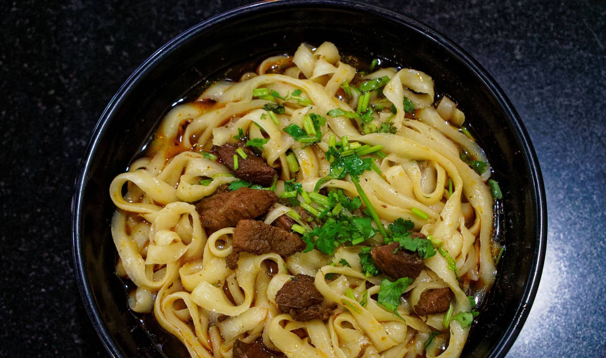 滕州这家40多年的小馆子,招牌上只写一个字,是滕州最早的夜面馆