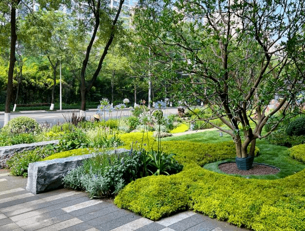 中和二街旁的小遊園裡,玩耍的兒童,跑步的青年,休息的老人,展現了公園