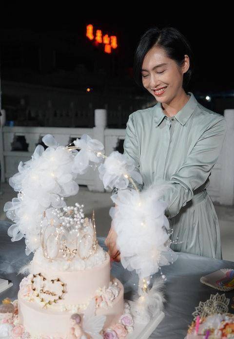 甜蜜,冻龄女神朱茵49岁生日在剧组度过,老公黄贯中隔空献歌_芭蕉_电影