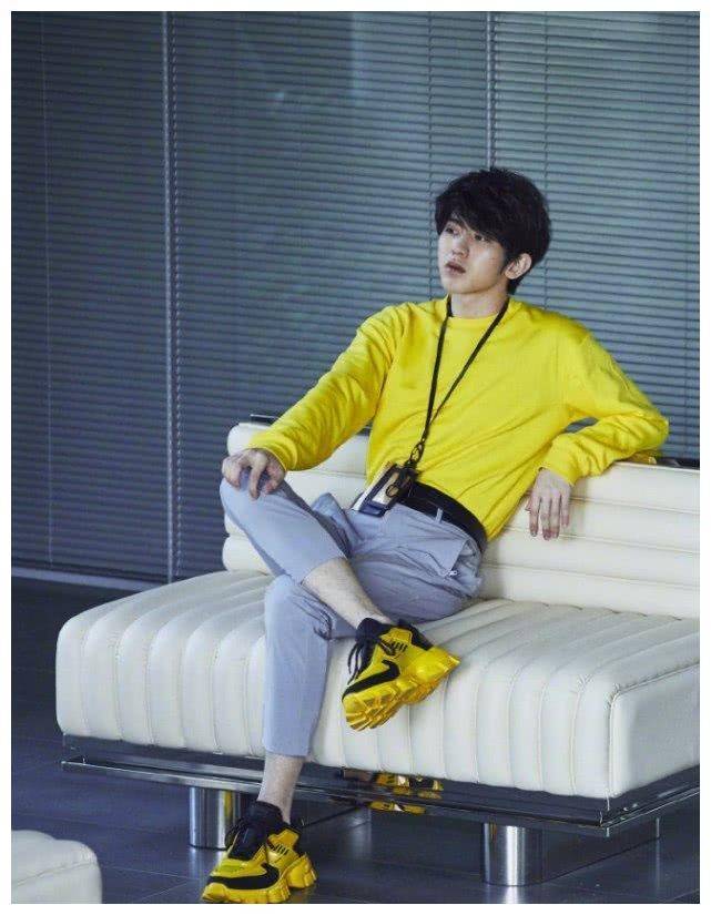 蔡徐坤蹲成这样是为了秀他的鞋?