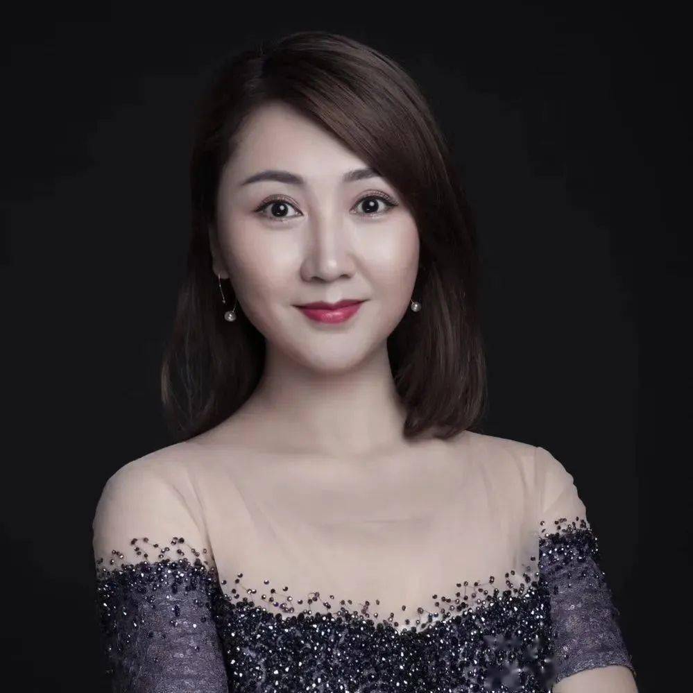 歌剧院女高音歌唱家 ,毕业于上海音乐学院,师从于徐宜教授,陈其莲教授