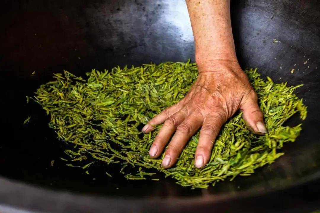 一是"高温杀青,先高后低",在杀青时,先用高温炒茶,迅速破坏茶细胞,使