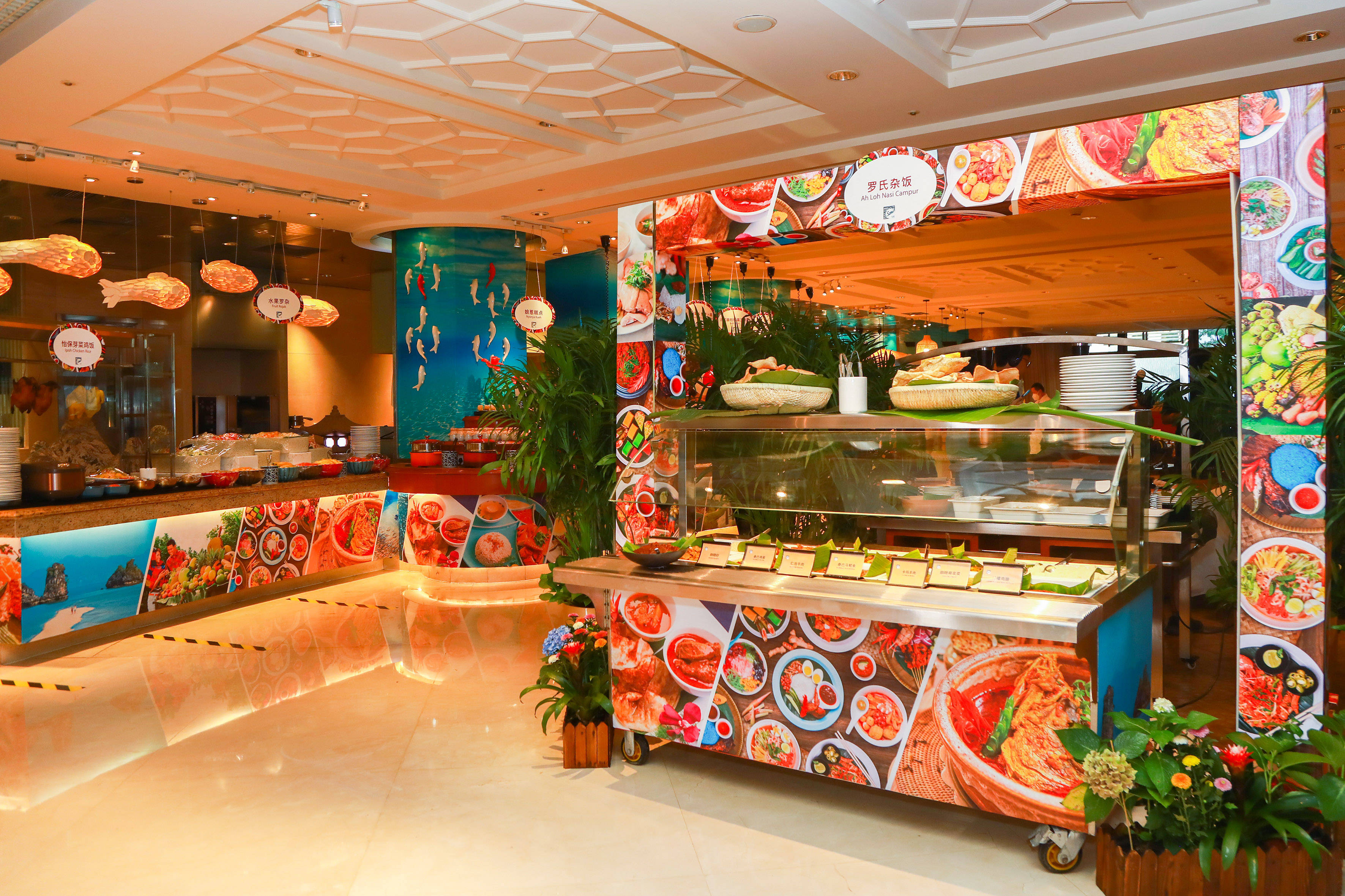 于是,中国大饭店就把马来西亚的美食搬到了咖啡苑自助餐厅