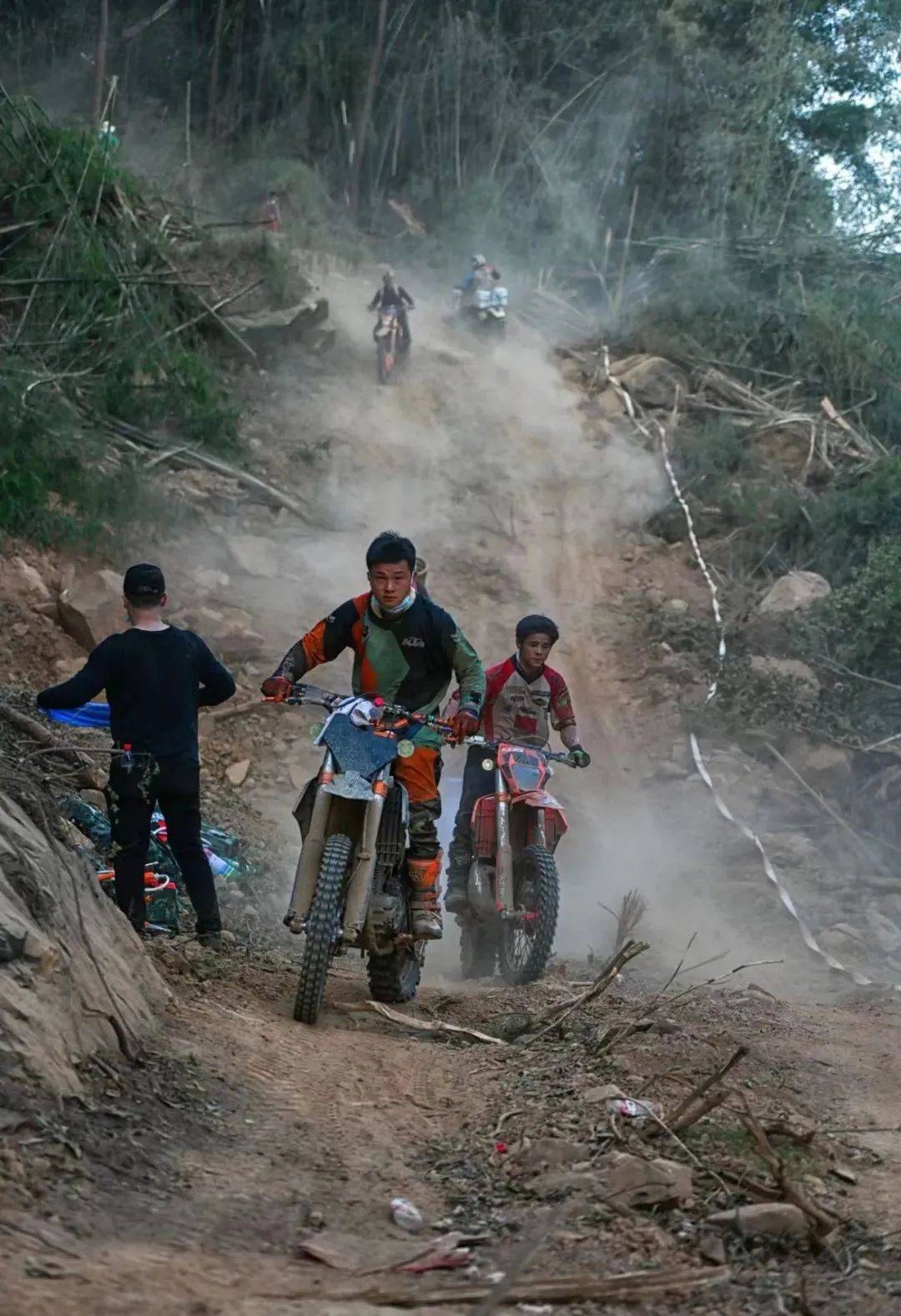 一般车辆通行不便,无法将救援物资运上山,许多年轻人骑着摩托车赶来