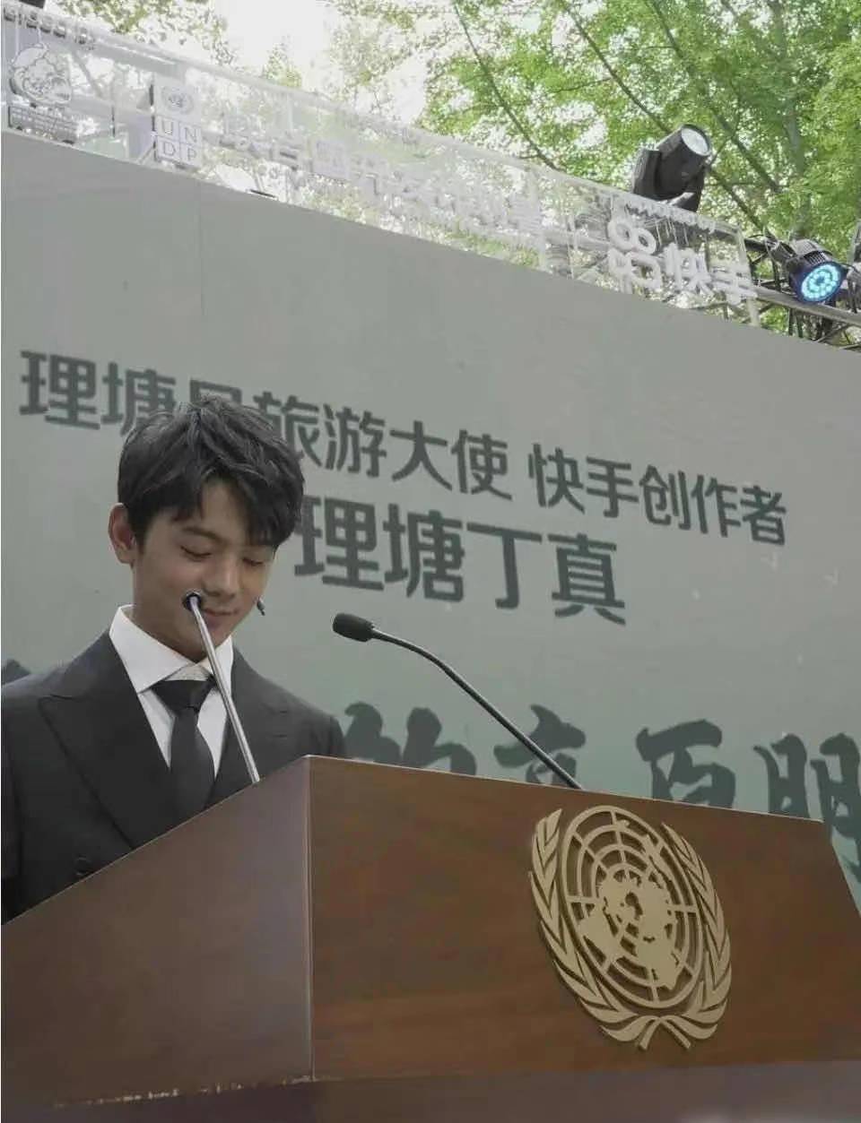 路人镜头下的丁真,耳坠配西装有种野性反差,和老板合照太有爱了_引导