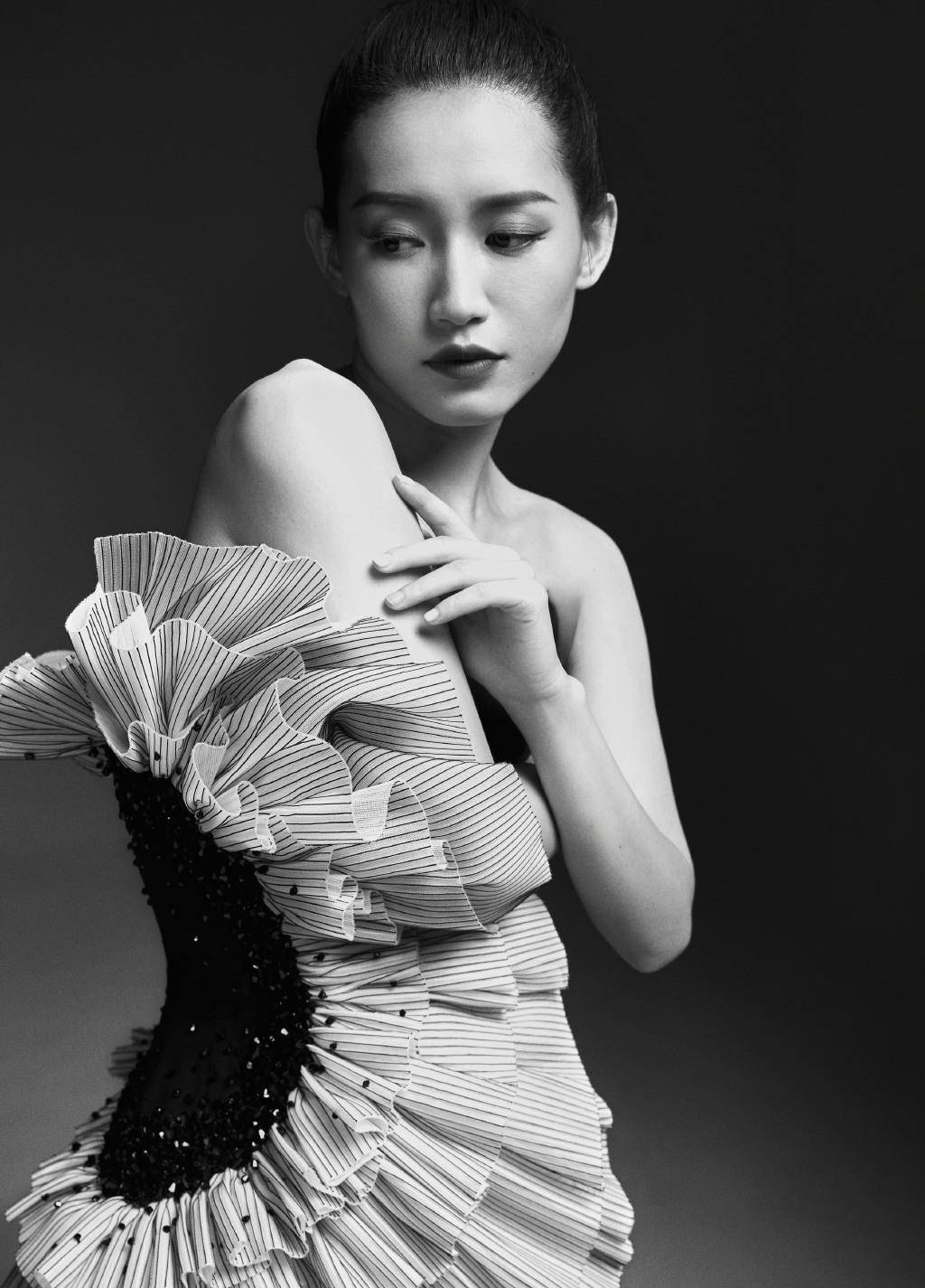 苏青晒黑白风格写真照,穿褶皱花抹身材礼服出镜,配丸子头优雅大气