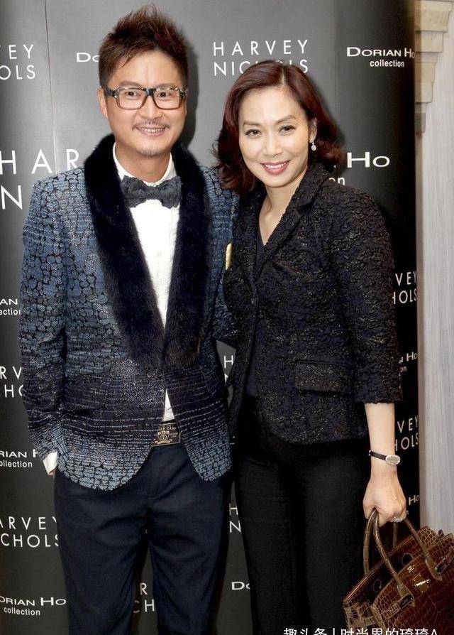 邝美云越老越会穿,衣服"顺色"也很有层次感,搭配钻戒气势太足_女性