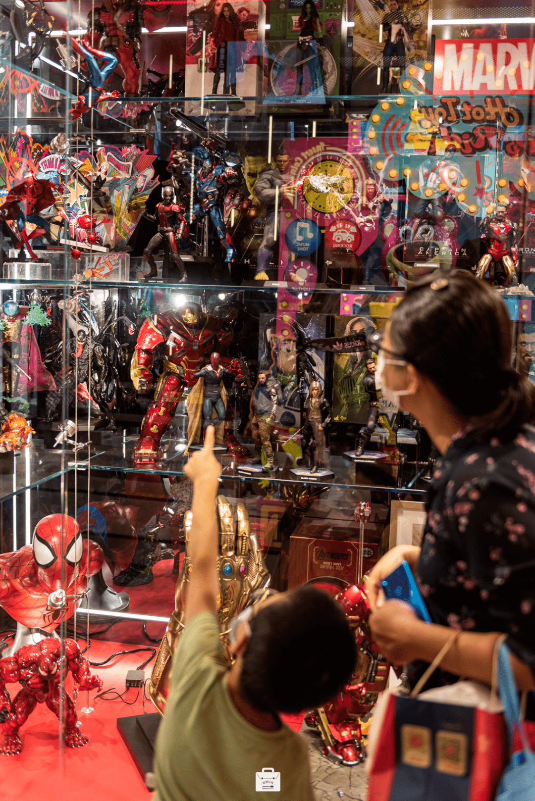 漫威迷必打卡一进门就是一面巨型漫威手办墙,人物之丰富,品类之珍藏