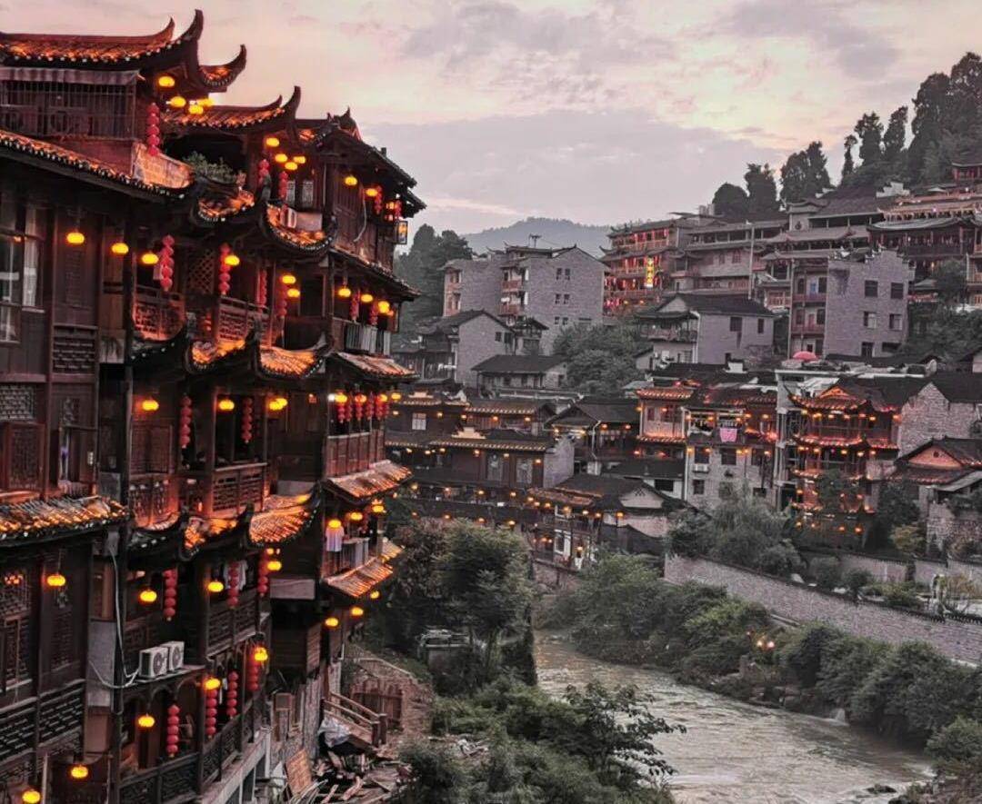 湘西最“奇葩”的小镇，挂在瀑布上的千年？还被称为小南京！