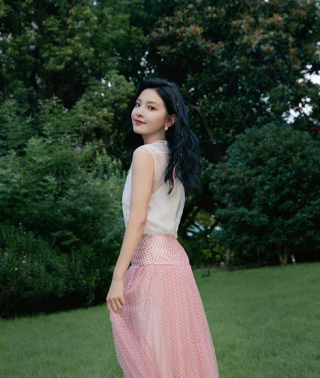 她是"氧气少女"章若楠,穿背心配粉色轻纱长裙,优雅又甜美_线条_时尚