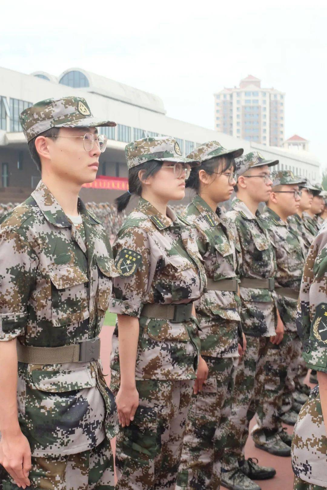 接着便踏步朝阳 向操场走去镜中的自己竟也有几分军人般神采奕奕按部