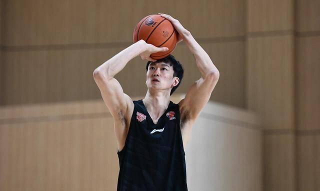 赖俊豪出生于1995年,身高2.06米,司职大前锋或中锋.