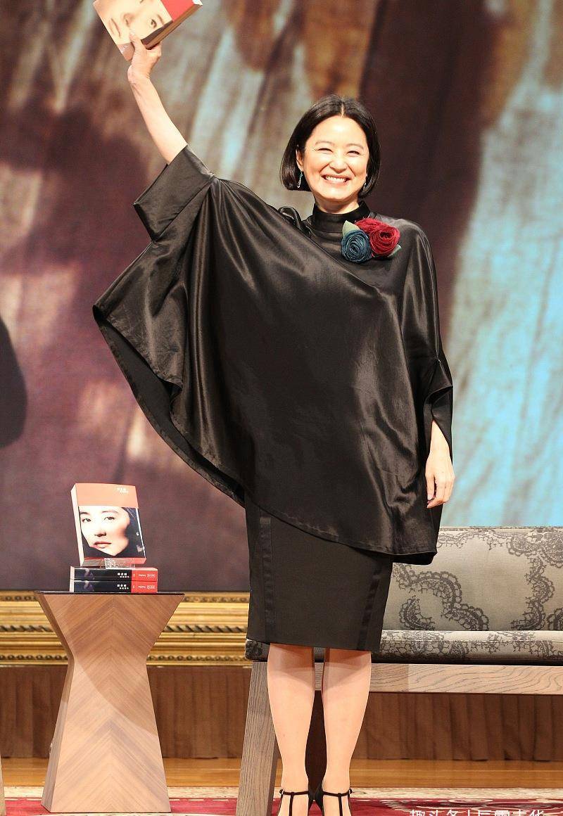 林青霞越老越时髦,穿"星空"礼服裙华贵又气质,真是人老心不老_显得