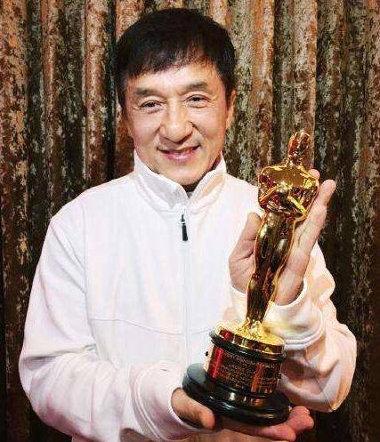 1995年,成龙受伤找替身,拍完后送他一辆法拉利_电影_中国_内地