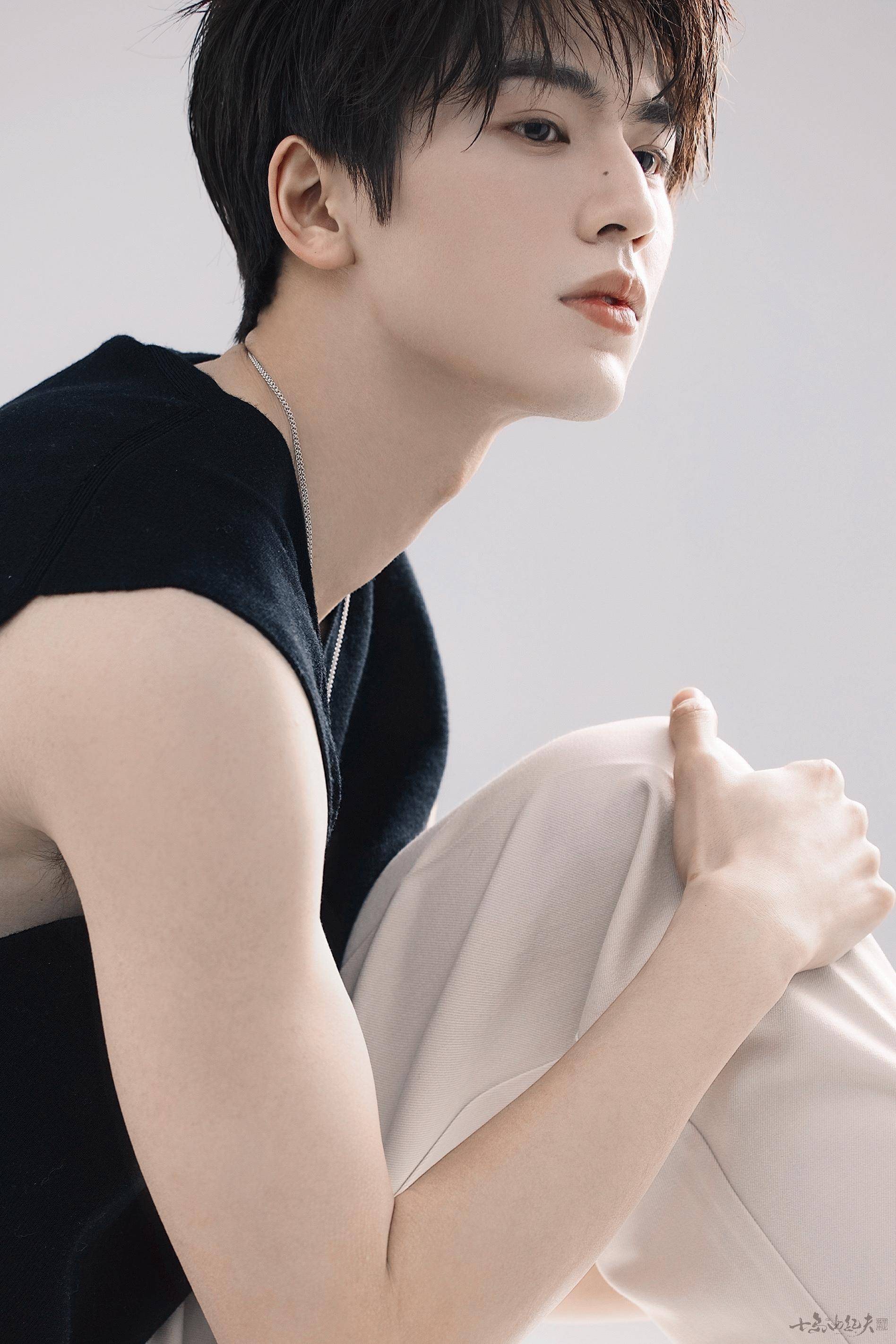 张凌赫《苍兰诀》涨粉无数,长珩仙君爱而不得,现代装颜值逆天_纪夫